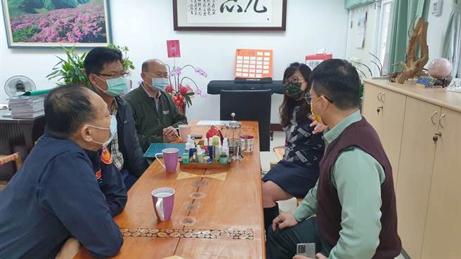 高雄市六龟警分局日前由副分局长杨龙祥（左上）带队到六龟高中拜会，六龟高中校长梁华蓁（右上）感谢警方维护校园安全。（警方提供／林瑞益高雄传真）