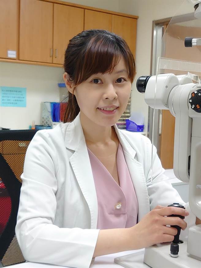 阮综合医院眼科医师李怡萱表示，近日乾燥冷空气夹带空污，乾眼症患者多了三成。（阮综合医院提供／袁庭尧高雄传真）