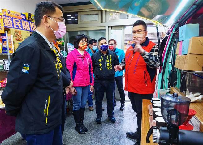 新竹縣設立遊民多元就業服務中心，台灣愛的萌芽福利協會理事長劉志枰（右）介紹已挹注約70萬投入胖卡餐車、咖啡烘培及炭烤地瓜設備。（羅浚濱攝）