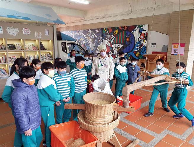 新北市立行动图书车，带着古早碾米机前进淡水国小（戴上容摄）
