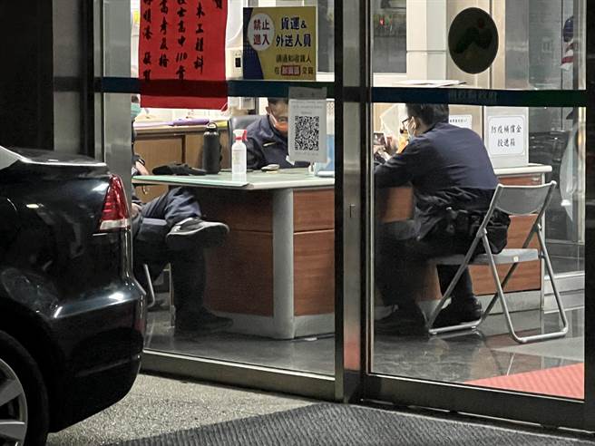 警察在縣府值勤、聊天看電視惹議。（民眾提供／廖志晃南投傳真）