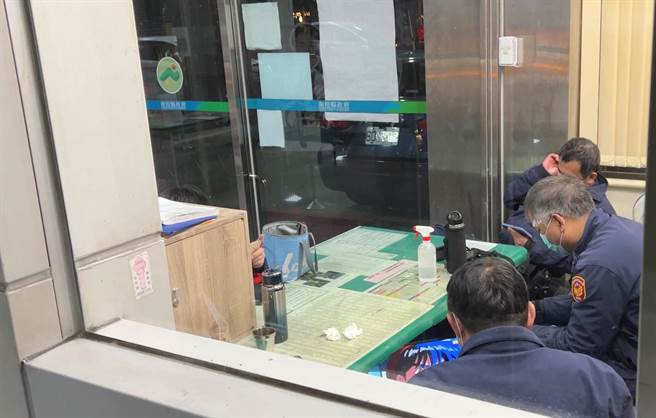 警察在縣府值勤看電視惹議，遭質疑是「涼缺」。（民眾提供／廖志晃南投傳真）