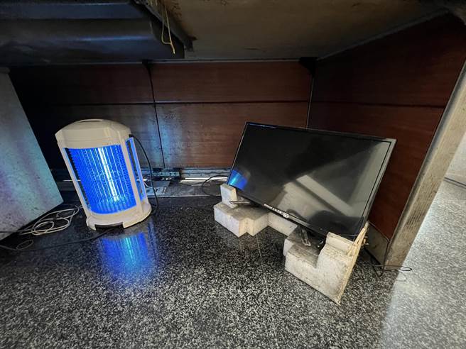 縣府在值勤台下，裝設小型電視。（民眾提供／廖志晃南投傳真）