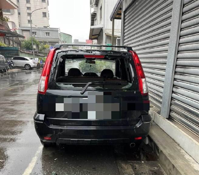 新北市樹林區有民眾近日報案指出，車輛後車窗破裂，疑似遭小偷惡意砸車，警方調閱監視器卻意外發現，當時並無人接近轎車，玻璃疑似承受不了低溫，自行爆破裂。（蔡雯如翻攝）