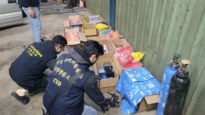 环警合作 再破板桥大型笑气转运站。（新北市环保局提供）