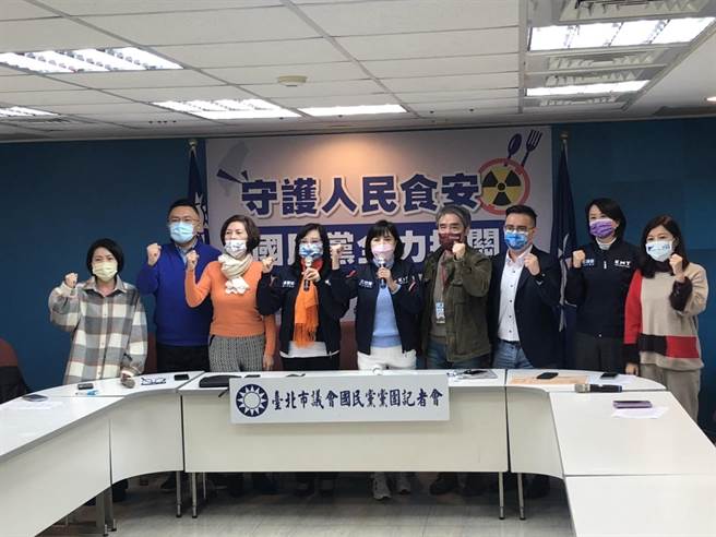 北市议会国民党团今召开记者会呼吁勿开民主倒车。（杨亚璇摄）