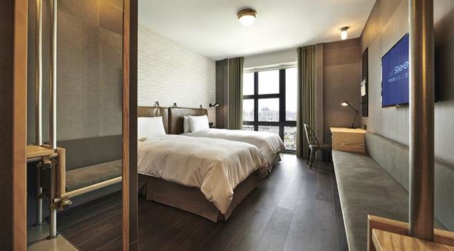 （捷丝旅台北三重馆3月起至4月底推出「落实防疫享美馔」住房专案，旅客可以每晚2800元的优惠价格入住豪华客房，获赠晶华酒店柏丽厅平日自助式午餐券二张。图／捷丝旅三重馆提供)
