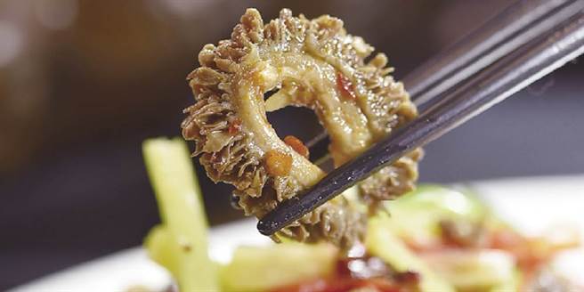 用源兴牛毛肚作的〈凉拌毛肚〉，味道香麻却不辣嘴，吃来开胃下饭。(图／姚舜)
