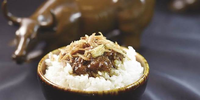 〈源牛〉餐厅的〈牛肉燥饭〉，牛肉滷到入味且肉质松软腴化，并有油葱酥和滷汁帮衬提味，上桌很快就会被嗑光了。(图／姚舜)