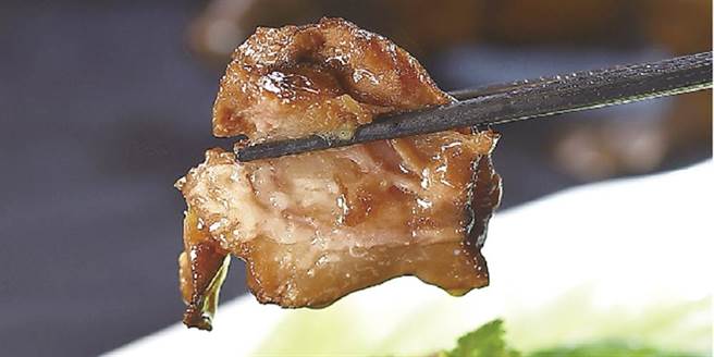 〈源牛〉餐厅的〈碧绿牛蹄〉，滷煮得非常入味，且富含胶质，吃了会黏嘴。(图／姚舜)