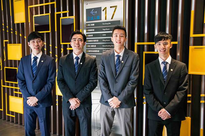 2021年MA学长陈良韫（左二）分享，「同一届储备干部同仁间也创造了属于我们的革命情感！」（图/全球人寿提供）