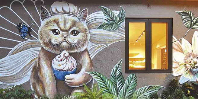 面新中街外牆，有以貓為主角的彩繪，非常吸引人。(圖／姚舜)