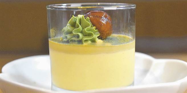 〈夏雪奇思〉系列用腰果和栗子醬取代動物性起士，並結合在地小農作物呈現，圖為〈栗子鐵觀音夏雪奇思〉。(圖／姚舜)