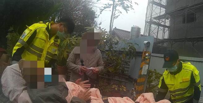 警消合力救護，將98高齡的羅姓老翁送往醫院救治。（警方提供）