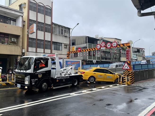 警方找来拖吊车拖走车祸事故车辆，排除塞车。（读者提供／程炳璋台南传真）