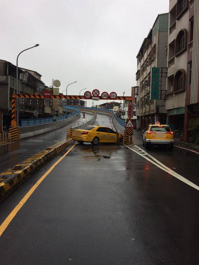 台南市北区发生计程车卡桥墩车祸，后方车辆塞车回堵。（读者提供／程炳璋台南传真）