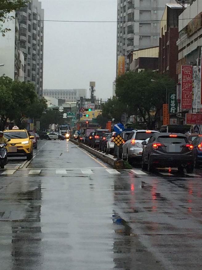 长荣便桥车祸卡桥事故引发后续车辆塞车回堵。（读者提供／程炳璋台南传真）