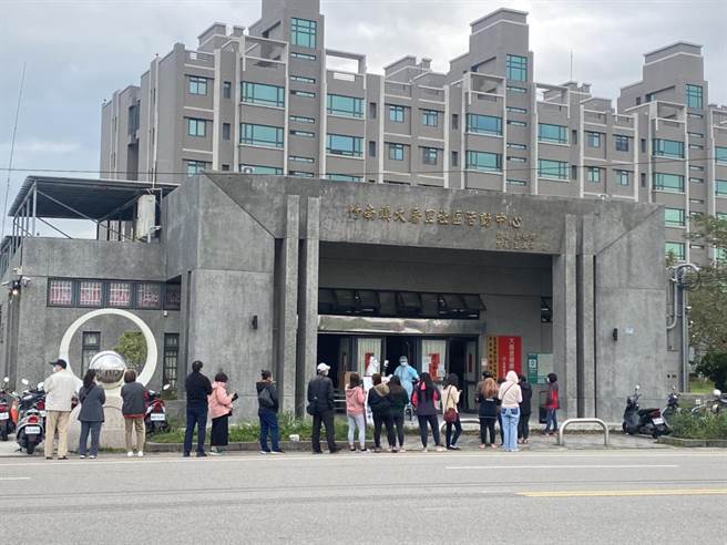 苗栗县政府因应疫情，在竹南镇大厝里活动中心开设社区PCR免费筛检站。（苗栗县政府提供／李京升苗栗传真）