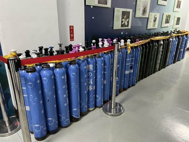北市刑警大队在熊谷气球馆查获144只装有笑气的钢瓶。（警方提供／李文正台北传真）