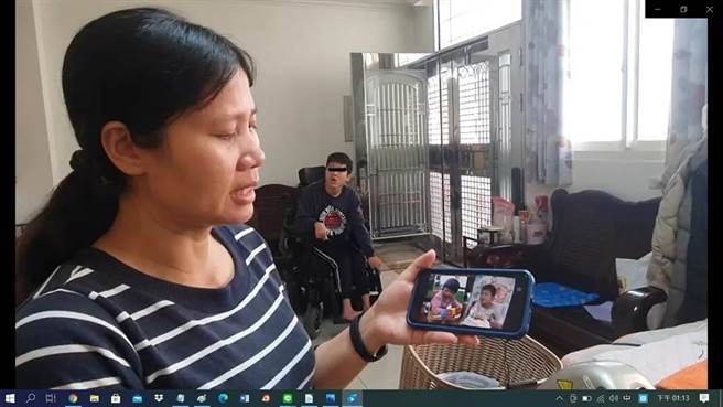 女学生母亲拿出手机，对记者讲述孩子小时候的生活过程。（资料照/胡健森摄）
