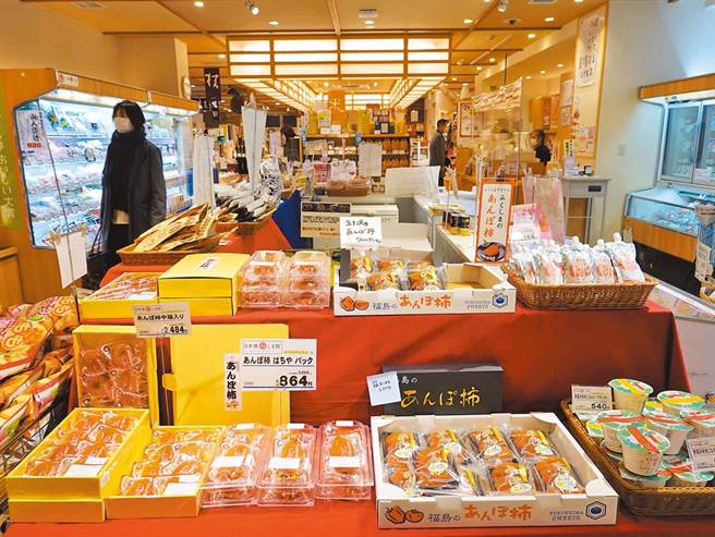 福岛食品今起开放进口，但外界质疑预告期仅10天，图为日本卖场内的食品。（中央社）

