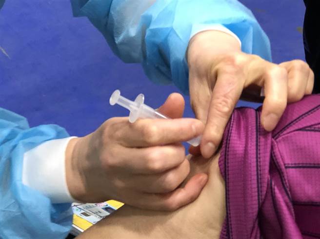 金门加码补助居服单位津贴，扩大服务长照族群，进一步提高长者疫苗接种率。（李金生摄）