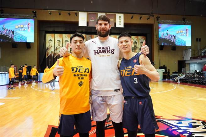 这是阿提诺(中)归化后首次代表中华队出赛，魏嘉豪(左)、林秉圣两名中信特攻球员也有入选。(T1联盟提供)