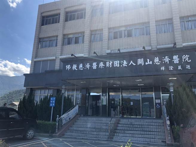 台东池上消防分队救出母女3人送关山慈济医院。（民眾提供）