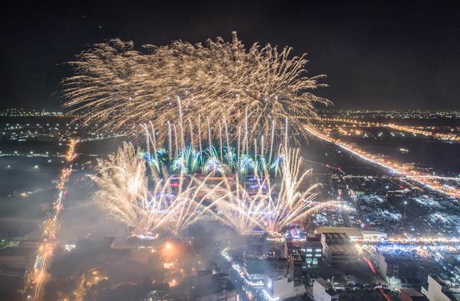 正统鹿耳门圣母庙烟火秀睽违两年再度登场，庙方透露图样将有虎、福与2022字样，图为两年前民眾以空拍机拍下的烟火秀场面。（大雄空拍提供／程炳璋台南传真）