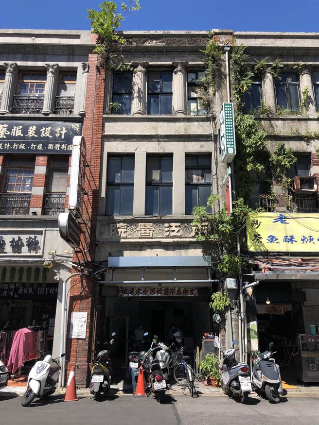 兩江醫院正立面，保有泥塑字樣。（台北市文化局提供／張立勳台北傳真）