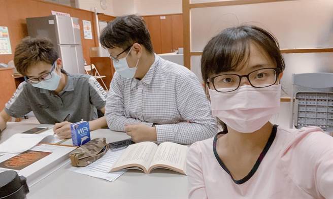 義守大學醫學院學生陳思綺（右起）、張彌、江俊億共同創作《戴上知更鳥》詩文集。（義守大學提供／林瑞益高雄傳真）