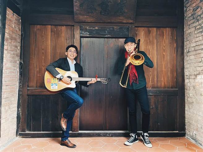 郑宇焱（左）是彰化永靖人，溪湖高中第11届校友；除了关心各项社会运动，也热爱弹吉他。（郑宇焱提供／谢琼云彰化传真）