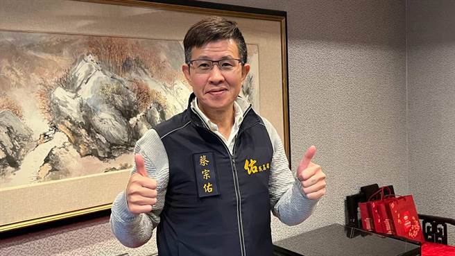 高雄市旅行公会理事长吴盈良去年任期已届满，但疫情理事长延后至今年3月才改选，现任常务理事、育升国际旅行社负责人蔡宗佑隶属吴盈良团队，他挟吴盈良团队优势，此次将竞选第15届高雄市旅行商业同业公会理事长。（柯宗纬摄）