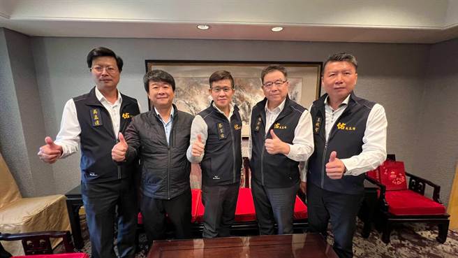 育升国际旅行社负责人蔡宗佑（中）隶属吴盈良团队，他挟吴盈良团队优势，此次将竞选第15届高雄市旅行商业同业公会理事长。蔡宗佑直说，自己的团队为老干新枝，2／3是资深理事，1／3是年轻人，不仅注入新血，也兼顾传承。（柯宗纬摄）