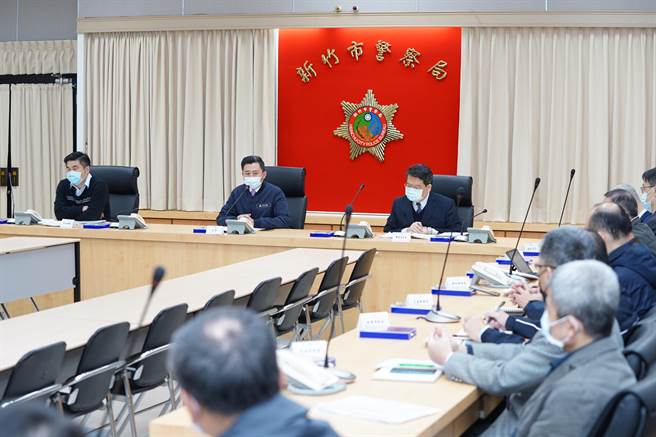 新竹市长林智坚（左二）21日在主持治安会报时宣布，今年度起要将警察同仁健检预算，改编列为常态性预算，并由原本每人补助3500元提高至4500元。（陈育贤摄）