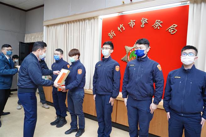 新竹市长林智坚（左）21日主持治安会报，并亲自表扬绩优员警。（陈育贤摄）