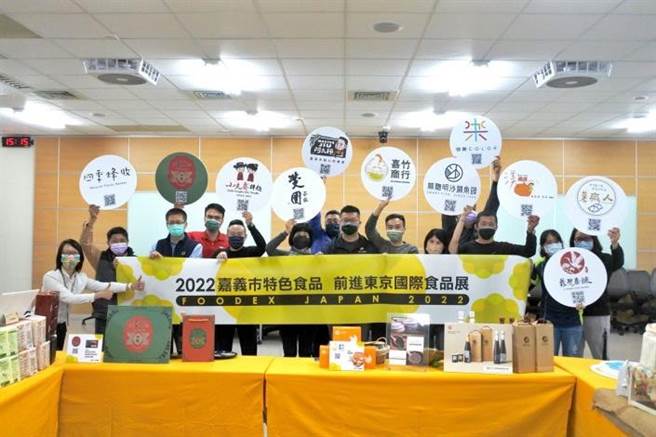 与嘉义在地11家业者大合照。/嘉义市政府提供