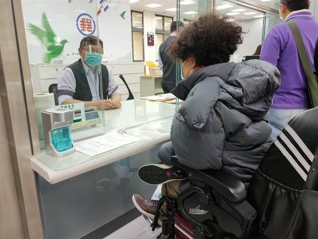 郵局21日起進駐新竹市身心障礙者就業綜合大樓，此是中華郵政首座支持庇護工場公益共生的郵局。（陳育賢攝）