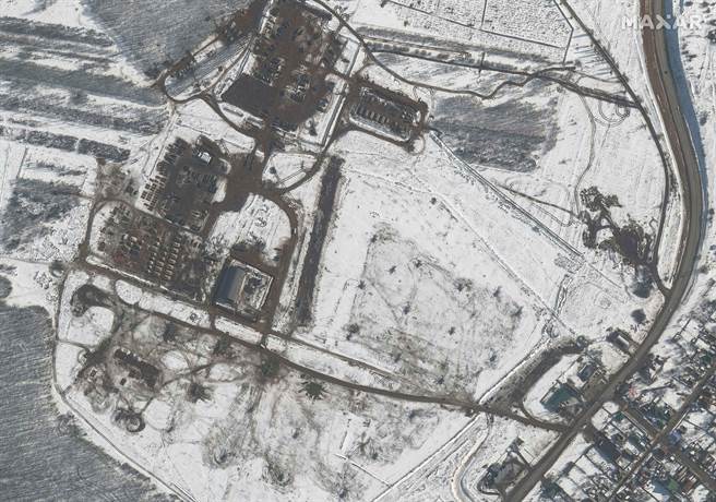 卫星影像显示，俄罗斯军队和军事设备在乌克兰边境附近有了新的部署，距离乌克兰北方边境仅约15公里。(图／路透社)