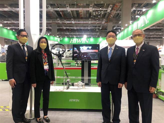 （上銀科技新開發車用轉向系統滾珠螺桿預計今年底、明年初小量生產。圖右一為上銀集團總裁卓永財、右二是上銀科技董事長卓文恒、左一是大銀微系統副總經理游凱勝、左二是大銀微系統董事長卓秀瑜。圖／沈美幸）
