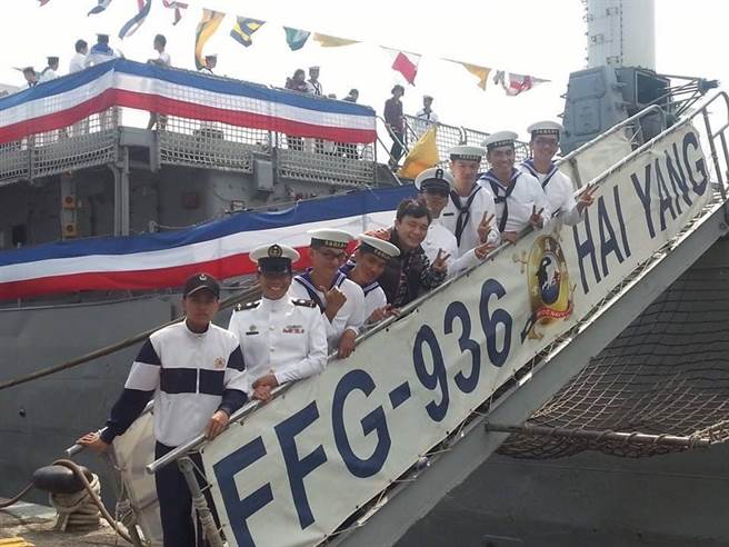 在軍中強調紀律，讓林政偉(圖左三)轉職到永慶房屋後在服務每一位客戶前都會做足功課，獲得許多客戶的信賴。(圖/永慶房屋提供[疫情前拍攝])