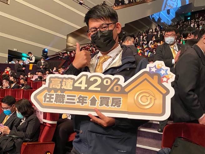 永慶房屋經紀人林政偉過去曾有五年海軍的工作經驗，培養他沉穩、仔細的特質。(圖/永慶房屋提供)