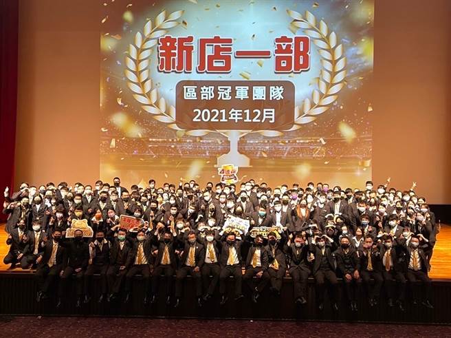 在軍中的經驗成為政偉在永慶發展的重要養分，團隊合作創佳績。(圖/永慶房屋提供[疫情前拍攝])