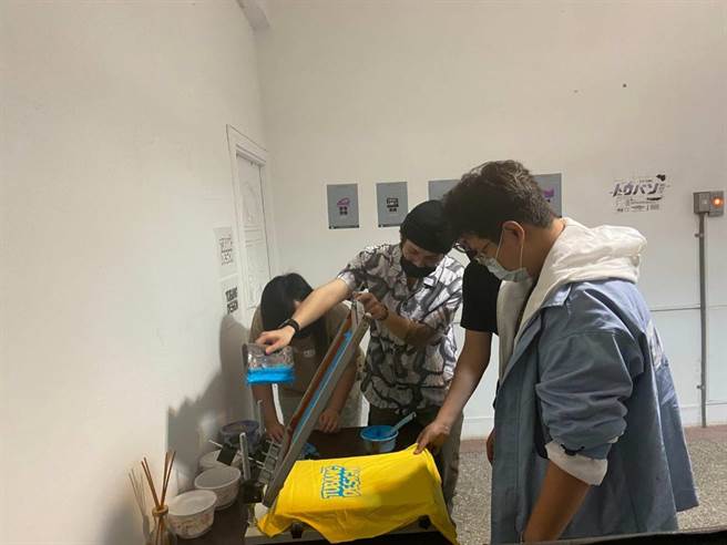 參賽者實際體驗「圖變設計公司」衣服印刷。（高市青年局提供／柯宗緯高雄傳真）