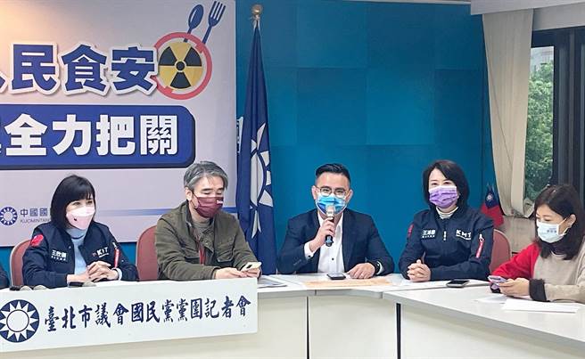 台中市議會國民黨團執行長黃健豪(中)21日與台北市議會國民黨團，於台北市議會國民黨團舉行記者會，呼籲大法官要守護中央地方分權的憲政精神，不要成為護航行政院的下屬機關。（市議員黃健豪提供）