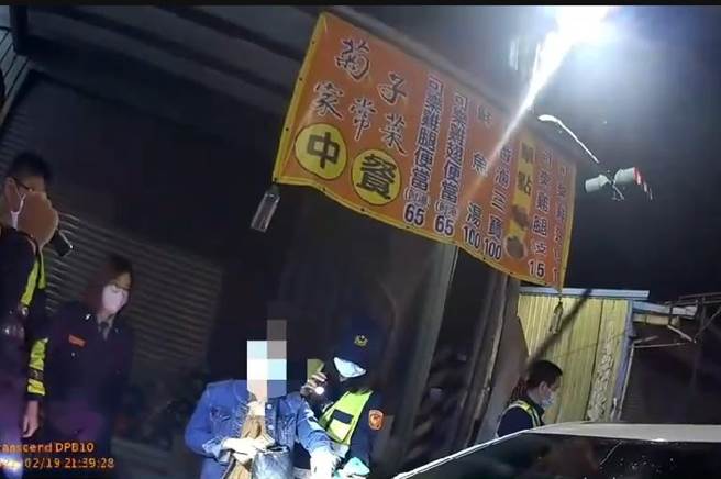 越南籍黄姓移工被警方查获持毒，供出毒品是女友提供，带警方找到女友，警方当场搜出毒品。（翻摄照片／石秀华高雄传真）