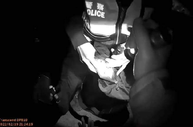 警方在黄男背包中起出安非他命毒品。（翻摄照片／石秀华高雄传真）