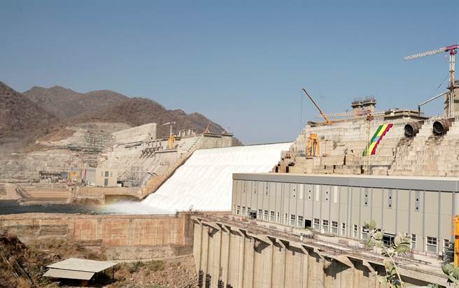 衣索比亚今天开始从青尼罗河大坝发电。(图／路透社)