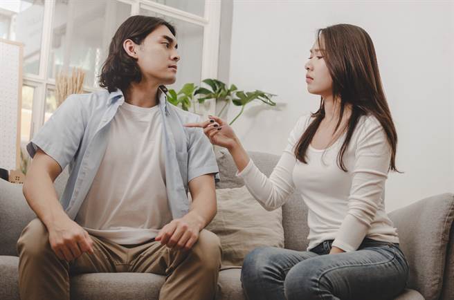 處女座、獅子座、白羊座的女性不懂甜言蜜語，常常出言諷刺、挖苦另一半。(示意圖/達志影像)