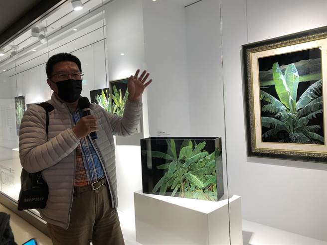 艺术家陈伟毅以绘画的方式结合漆艺工艺，以香蕉叶、花卉为主题，每幅作品宛如照片般真实。（冯惠宜摄）